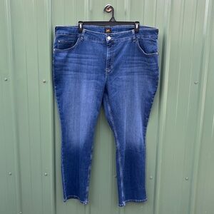 Lee Women's Plus Midrise Relaxed Fit Straight Leg Jean